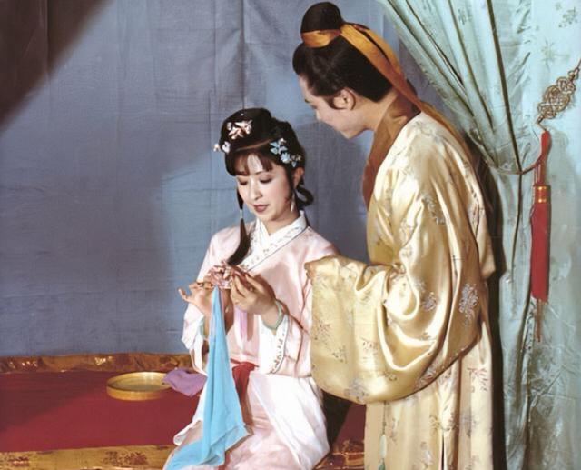 贾赦为啥把自己的通房丫头秋桐,给儿子贾琏,有个难以启齿的原因