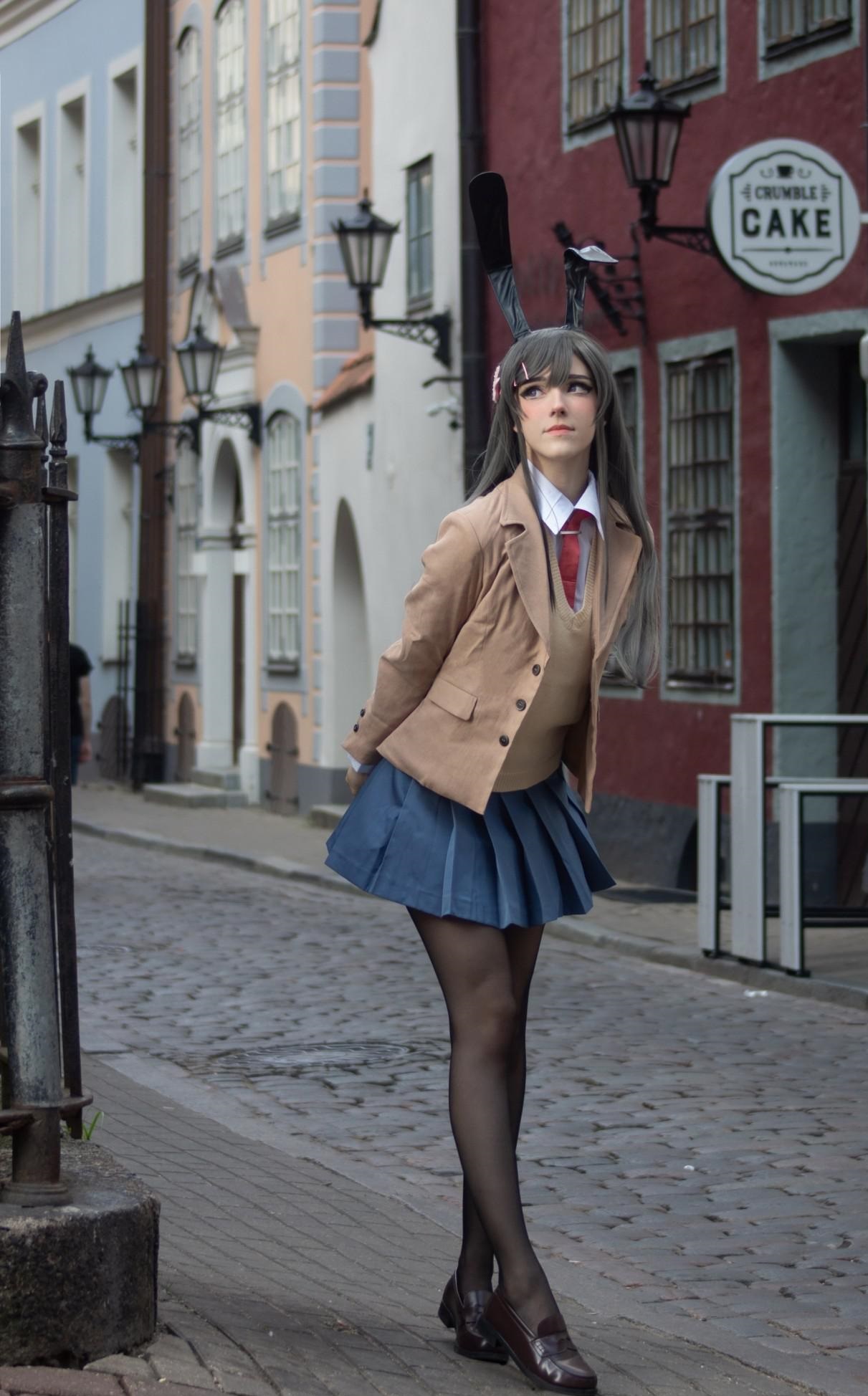 时尚美女穿搭组合:欧美小姐姐的jk套装,优雅活力引领潮流