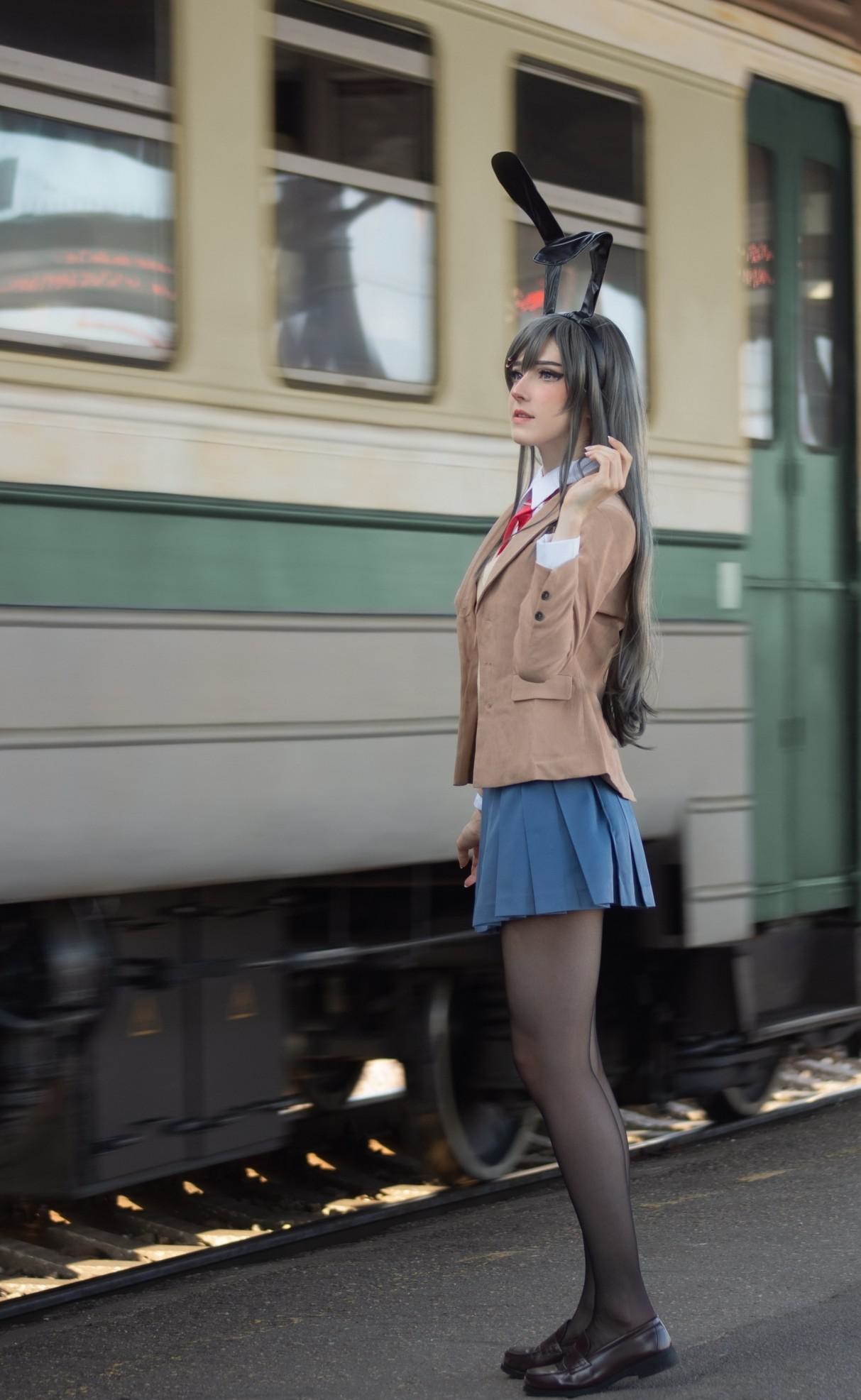 时尚美女穿搭组合:欧美小姐姐的jk套装,优雅活力引领潮流