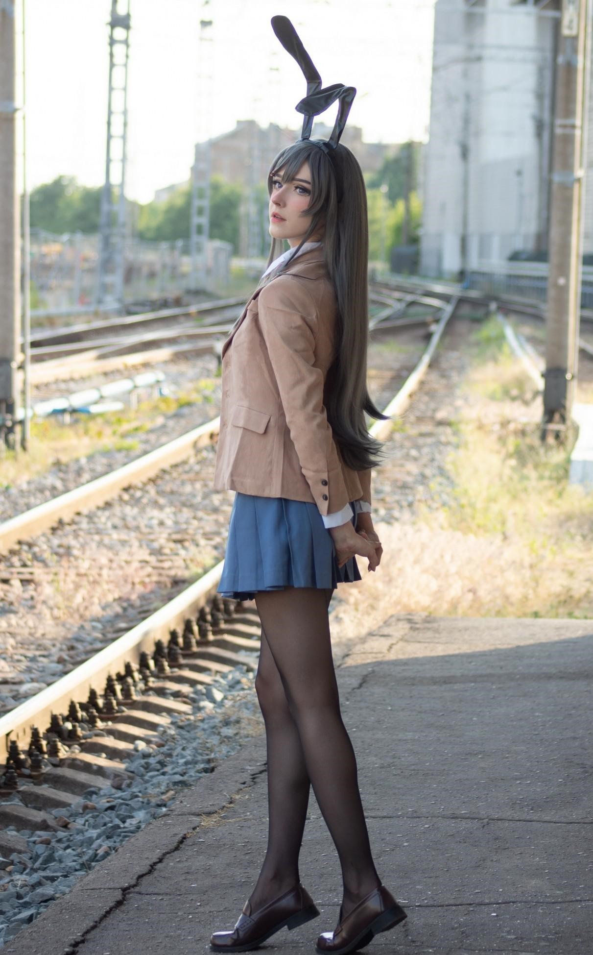 时尚美女穿搭组合:欧美小姐姐的jk套装,优雅活力引领潮流