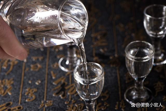白酒挂杯是好的吗,白酒挂杯的好还是不挂杯的好 白酒挂杯是好的吗,白酒挂杯的好还是不挂杯的好