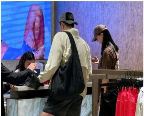 吴冠希在香港陪张常宁逛街!满脸宠溺,全程帮老婆拎包