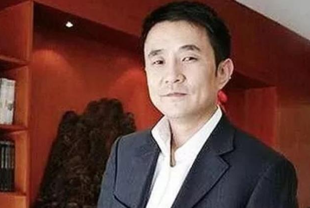 回顾花1亿追女星,套现出逃海外父亲去世也不回,王永红有多狠?