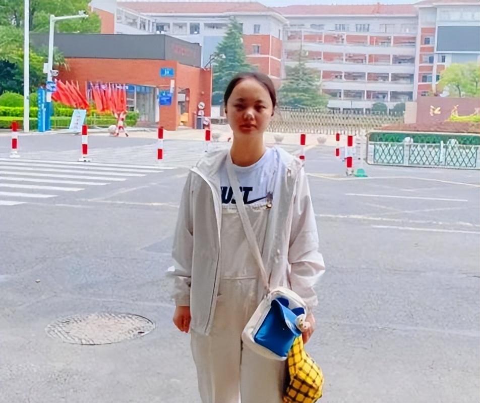 回顾高考女状元,遭到多所名校拒绝,"最惨状元"背后引人深思