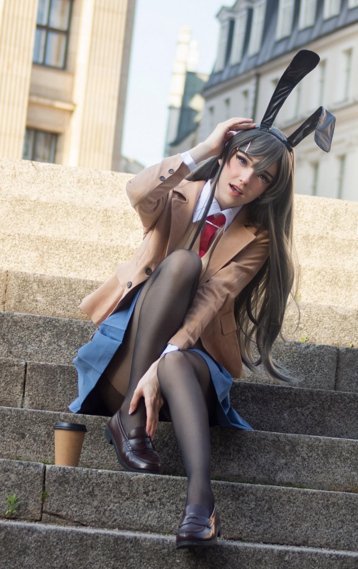 时尚美女穿搭组合:欧美小姐姐的jk套装,优雅活力引领潮流