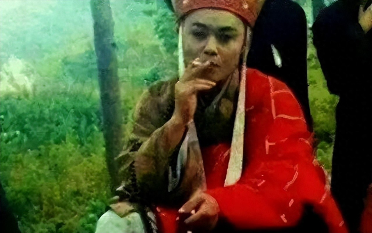 回顾:演员休息时都在干嘛?第一张忍住了,杨紫这张可以笑一整天