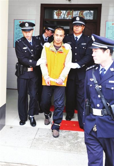 14年麻永东走下法庭,含泪与母亲见面后被押刑场,枪毙前表情镇定