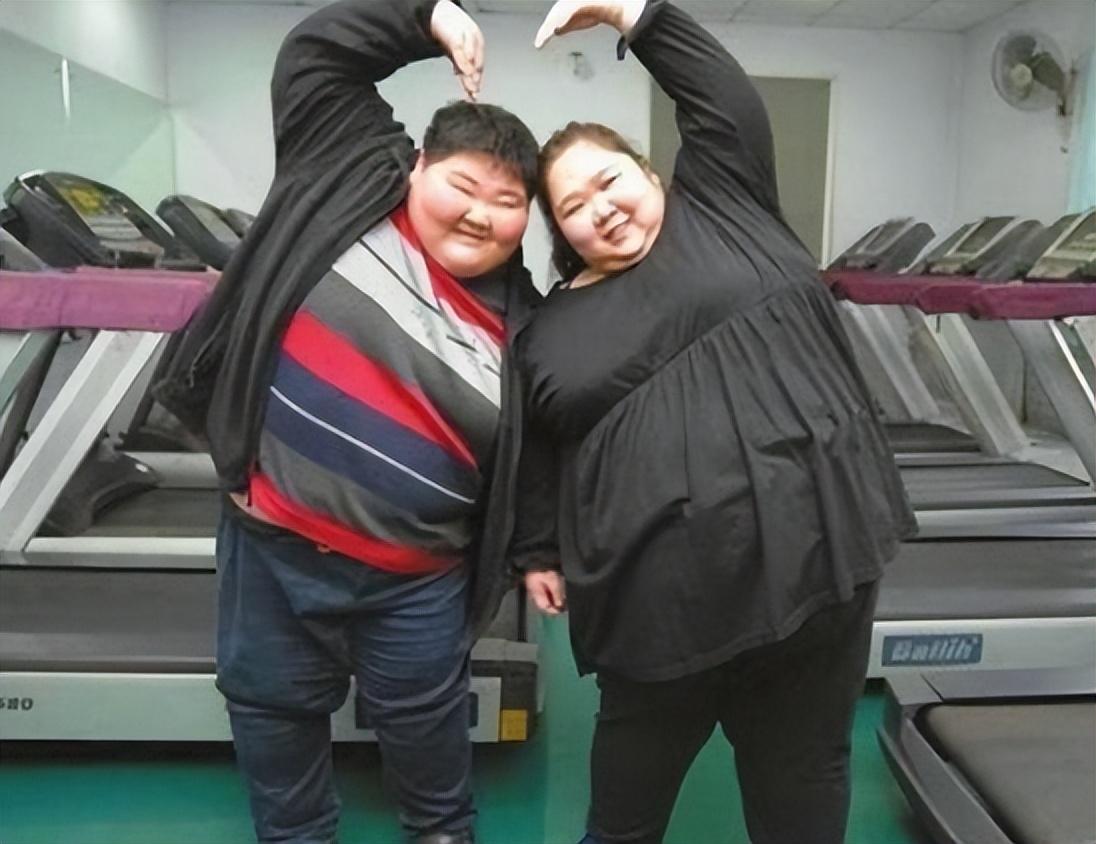 回顾四川800斤夫妻为备孕拼命减肥,一年狂掉400斤,现在咋样了?