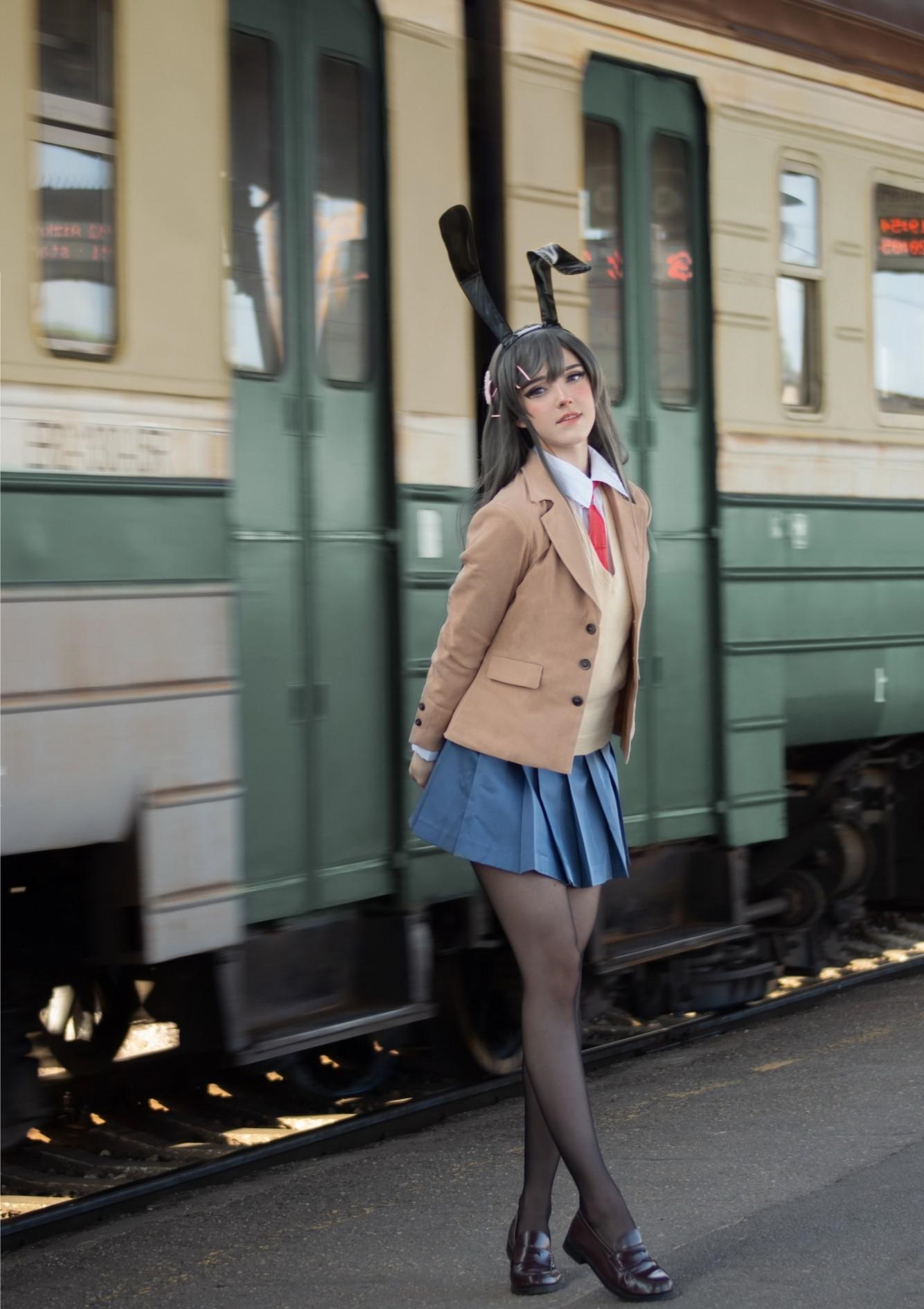 时尚美女穿搭组合:欧美小姐姐的jk套装,优雅活力引领潮流