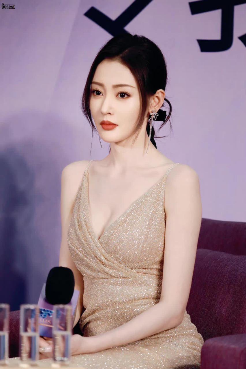 张天爱.