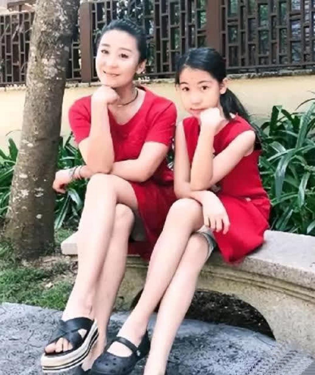 苗圃47岁生日,富商老公送花,龙凤胎像妈妈妈