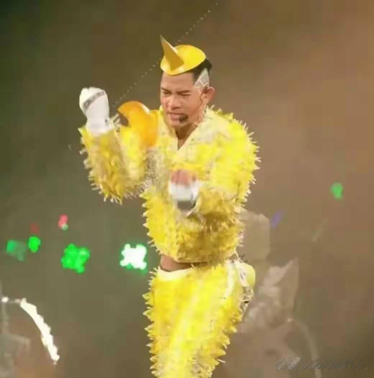 郭富城在模仿一个榴莲