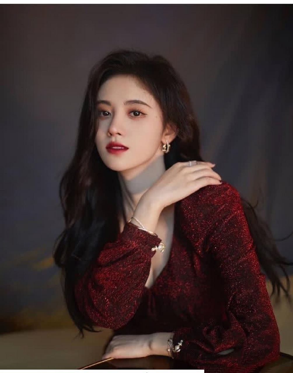 鞠婧祎红裙甜美可人,复古精致气质满分