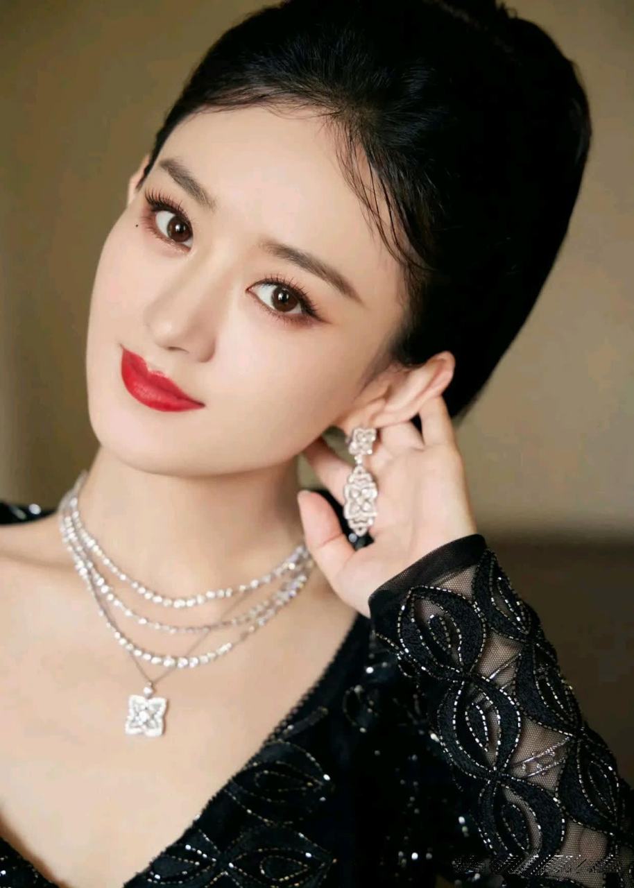 赵丽颖时尚芭莎第二套造型