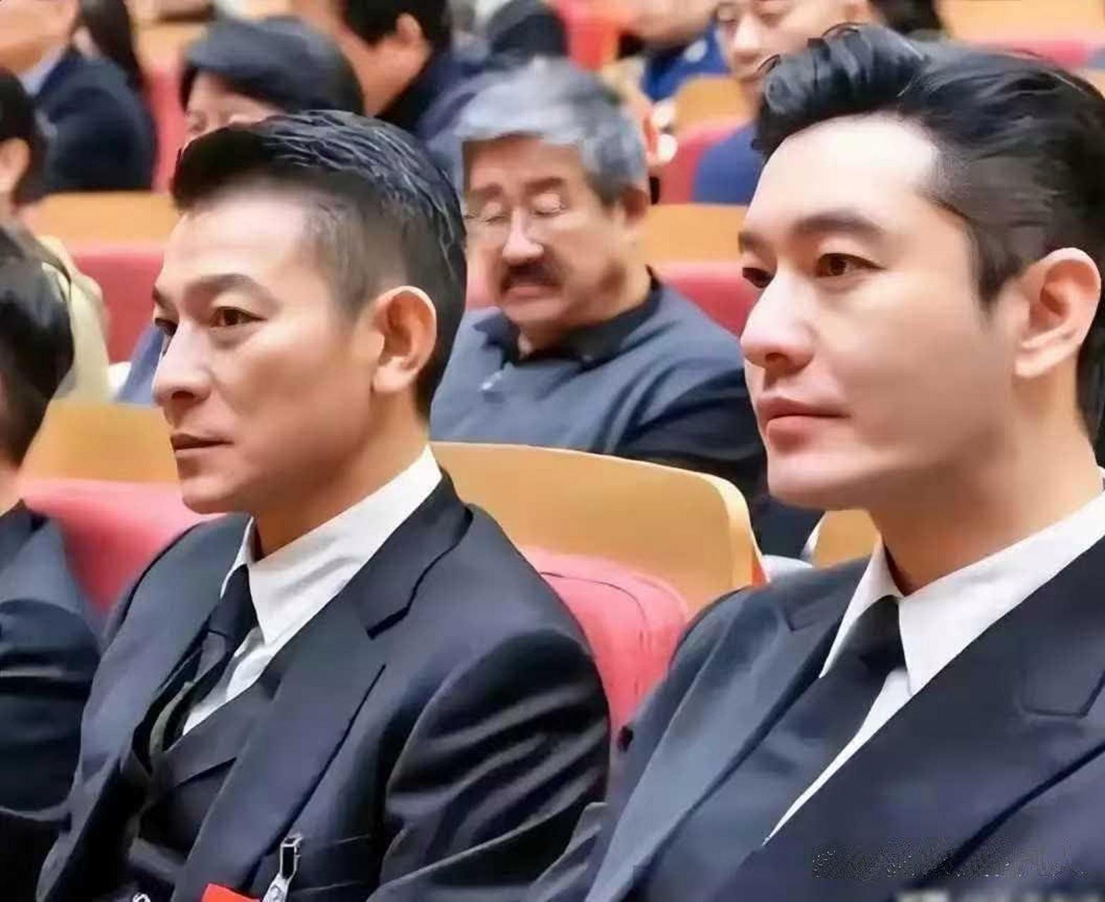 黄晓明比刘德华帅气