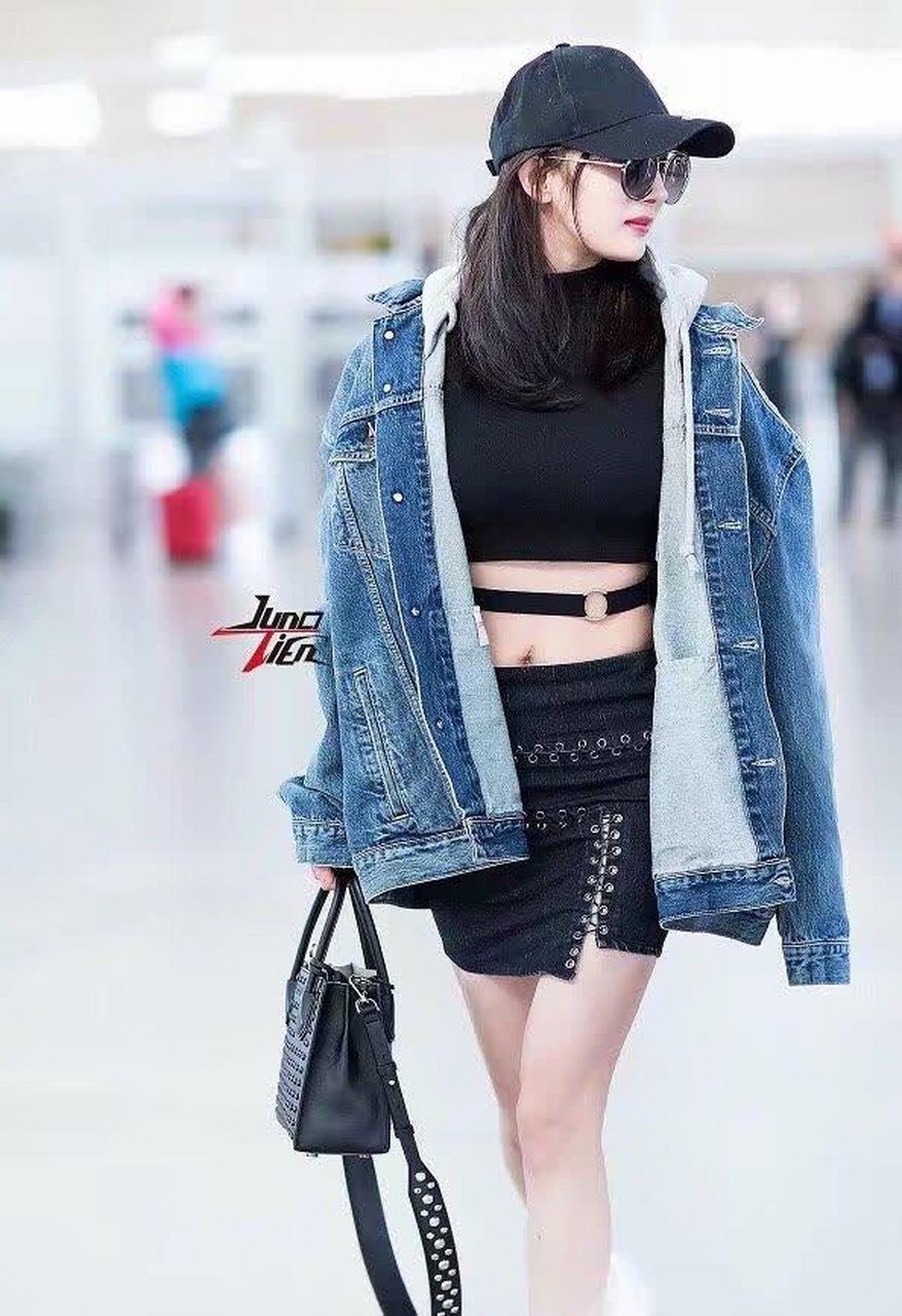 杨幂穿露脐装满肚"褶皱"