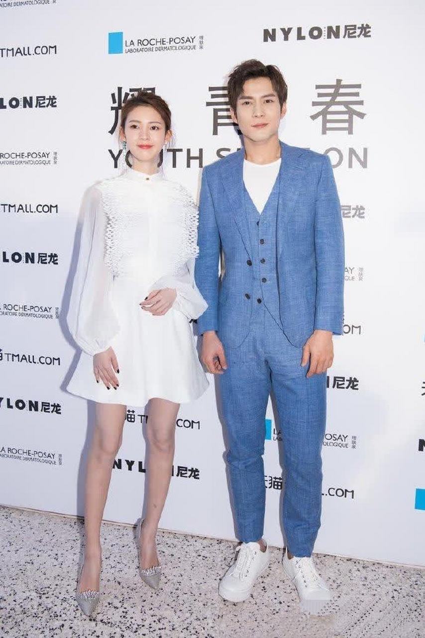 韩东君蓝色三件套西服混搭运动鞋和白色t恤,休闲帅气十足.
