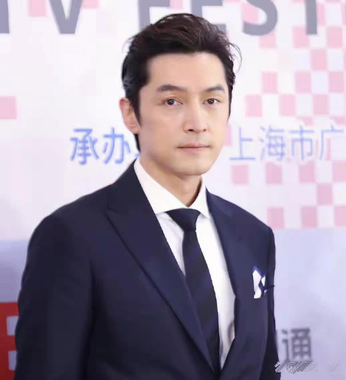 胡歌一脸疲惫亮相白玉兰红毯