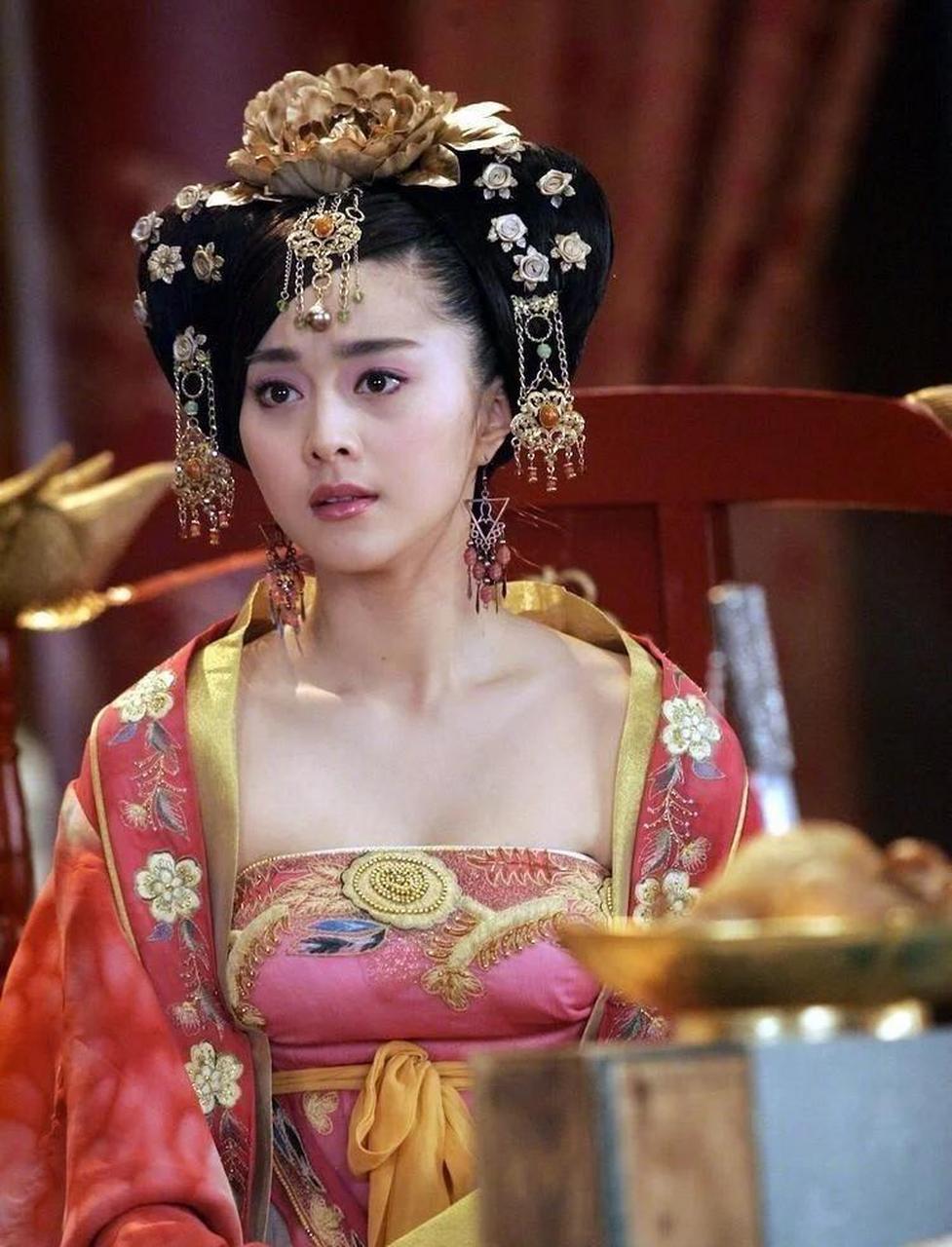 "然后,就看到300多斤的安禄山献媚般地来到杨贵妃身边,被人抬进巨大的