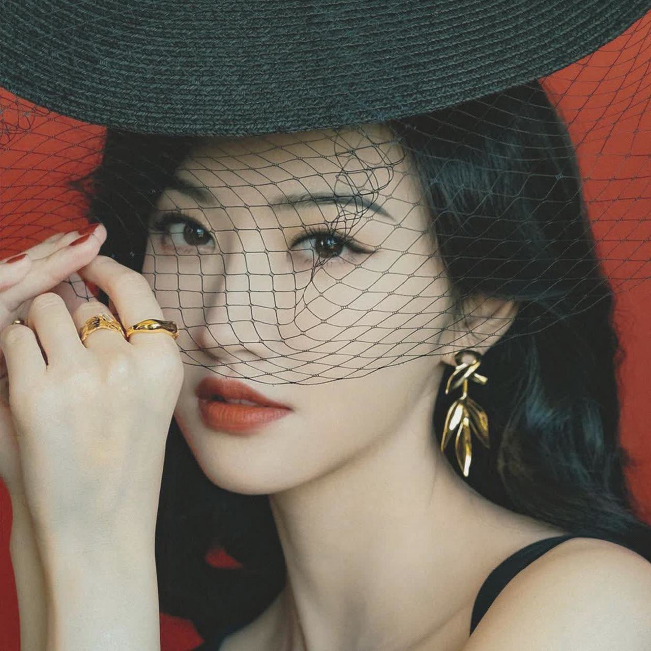 景甜复古港风搭配细眉超美艳