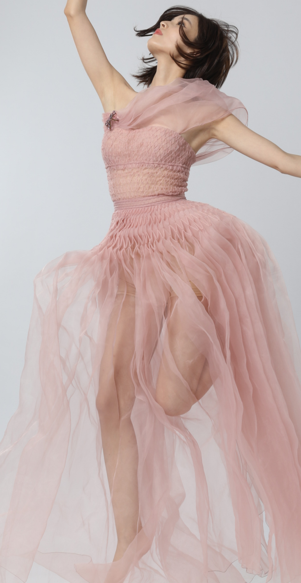 古力娜扎:空中芭蕾,优雅绽放