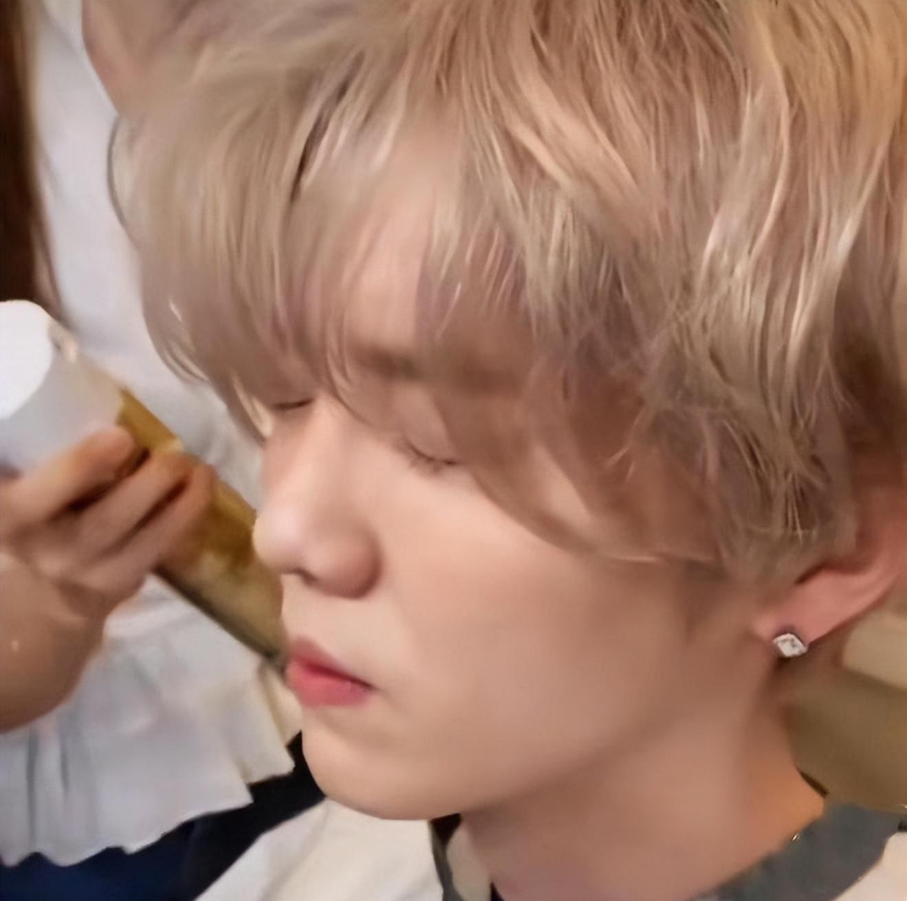 鹿晗染上粉色头发,又掀起一波热议,网友:少女心爆棚的象征