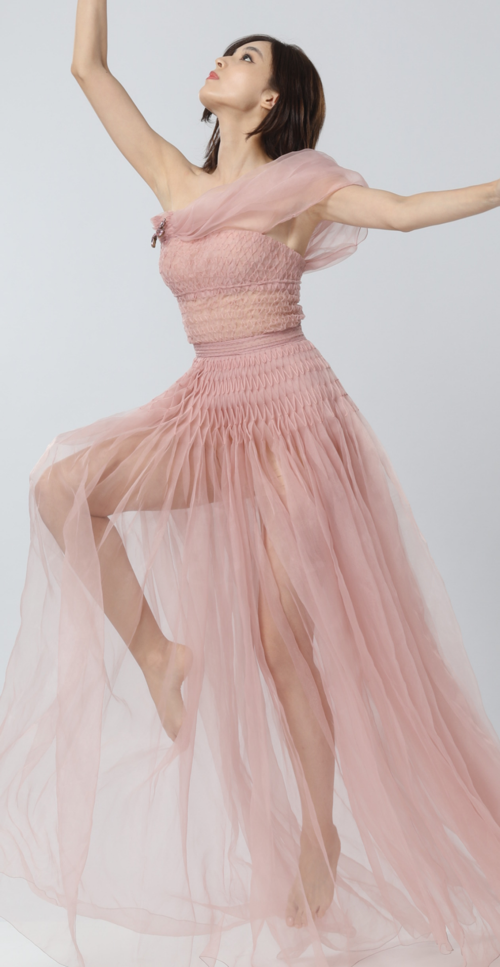 古力娜扎:空中芭蕾,优雅绽放