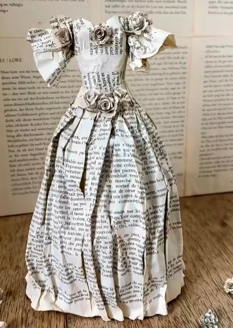 用报纸做成的衣服,还蛮好看的.只是你们英语老师可能在赶来的路上.