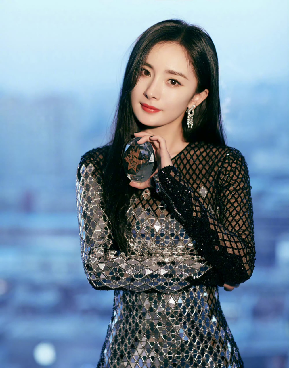 杨幂,黑色网状亮片长袖连衣裙,身材真好,优雅迷人!