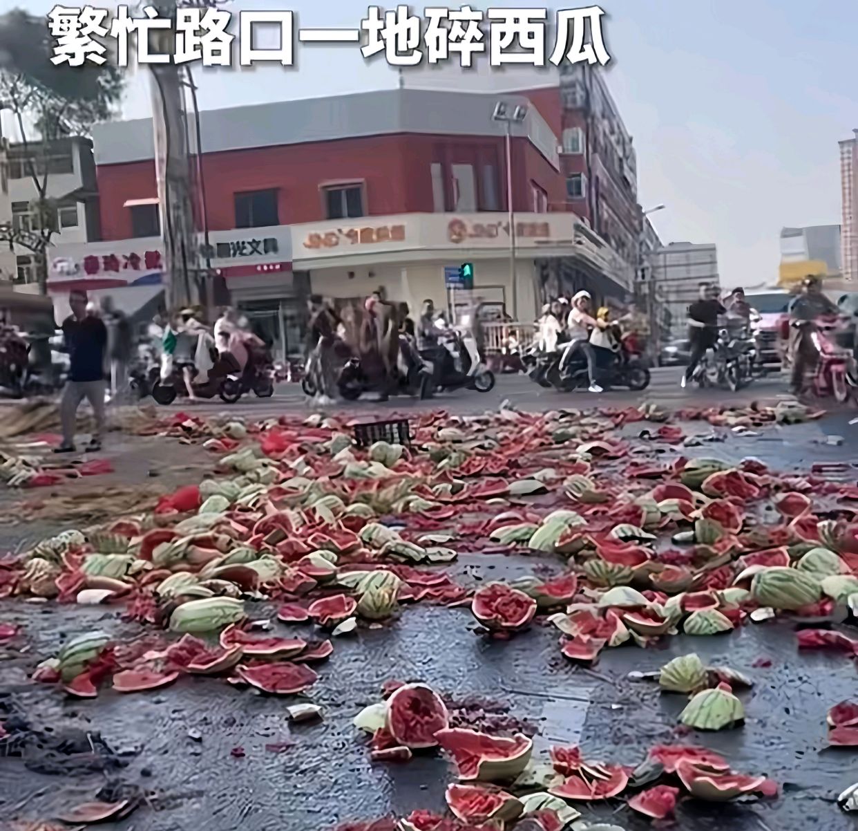 凌晨3点,商贩与执法城管起争执,西瓜被砸碎一地!当地回应