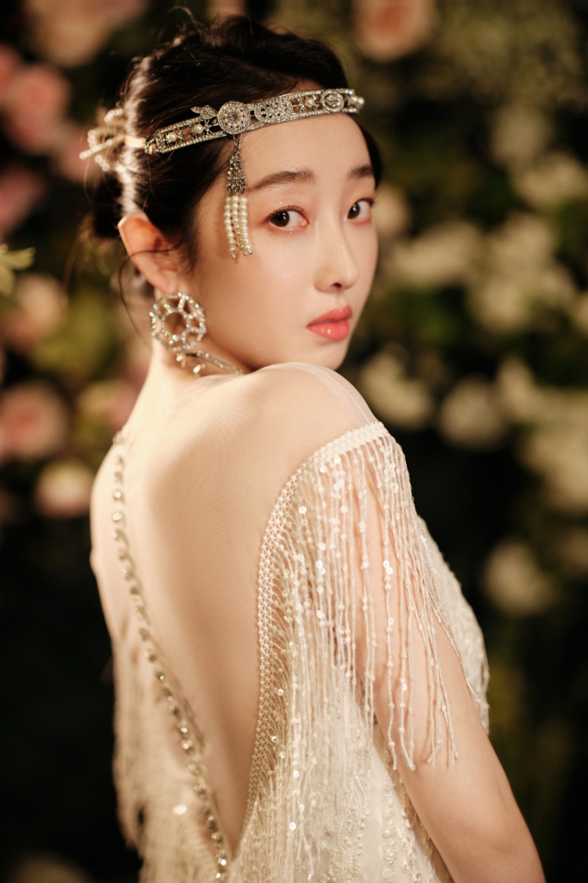 蒋梦婕写真大赏:深v流苏裙,女人味十足!