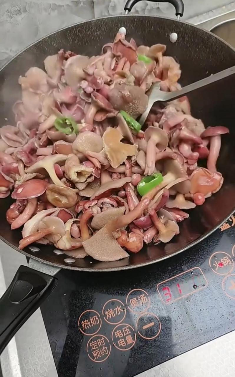 朋友炒了一锅蘑菇,实在不敢吃啊