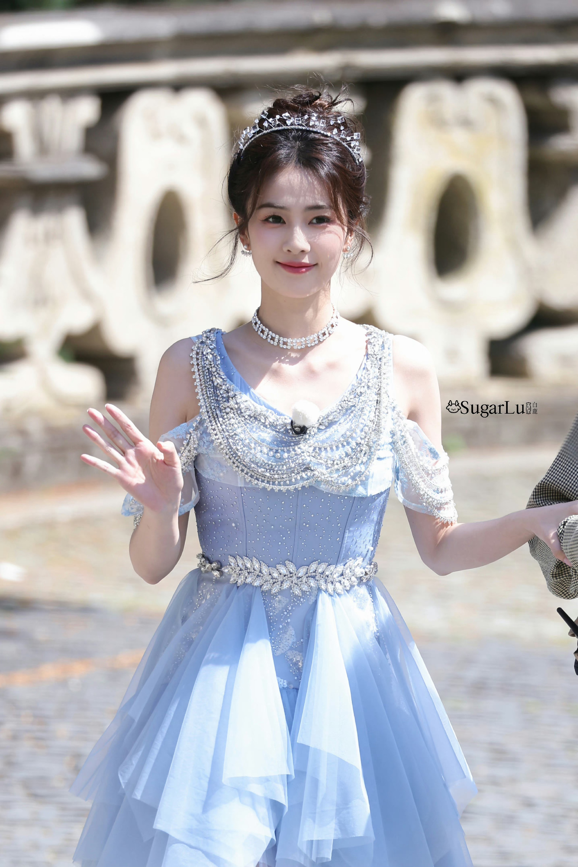 白鹿今日份跑男最新路透来袭,蓝色的闪钻连衣裙搭配微卷盘发,还有那个