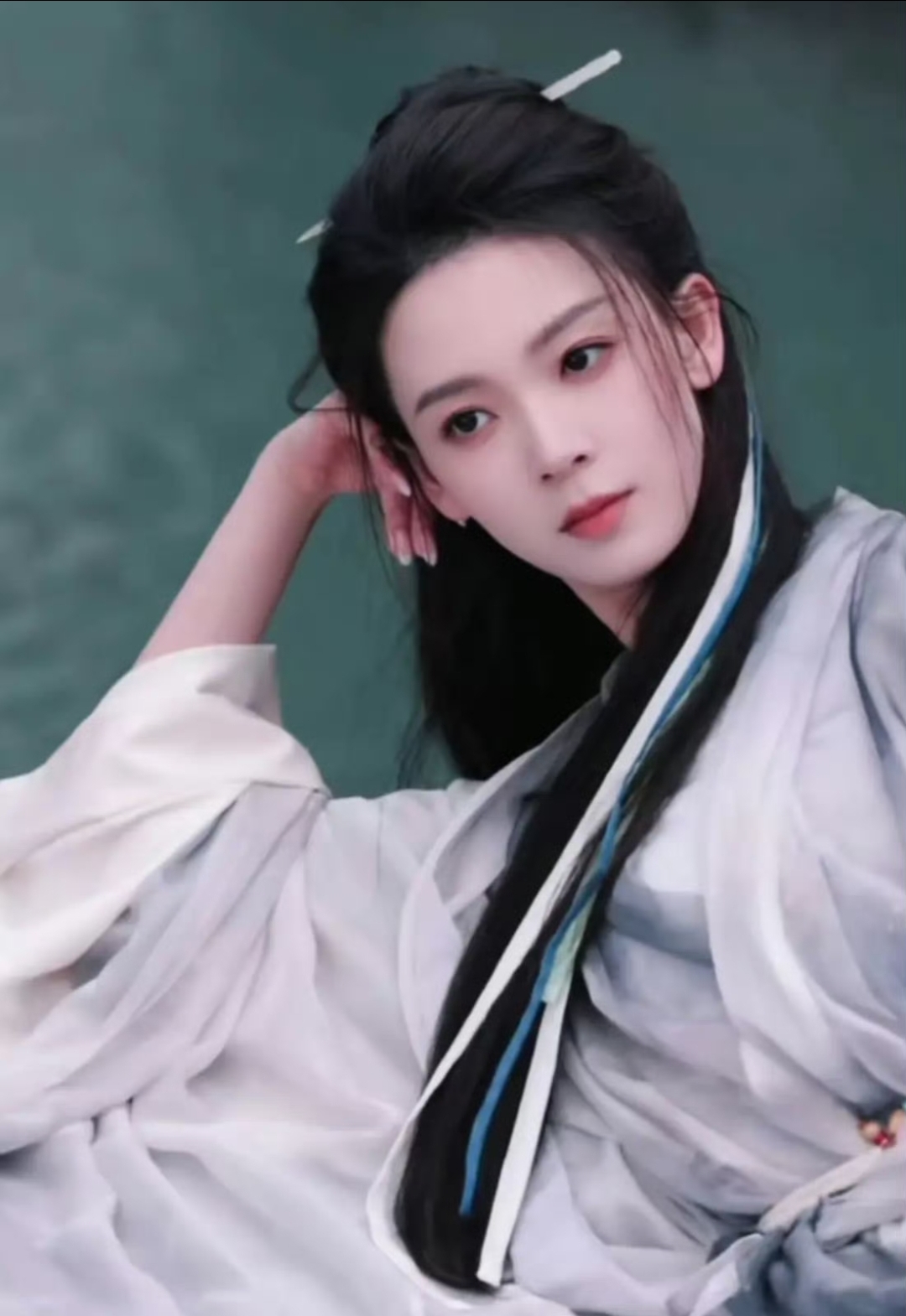 个人感觉还是陈瑶比较好不是说李庚希不好但姜泥这个她是真不适合