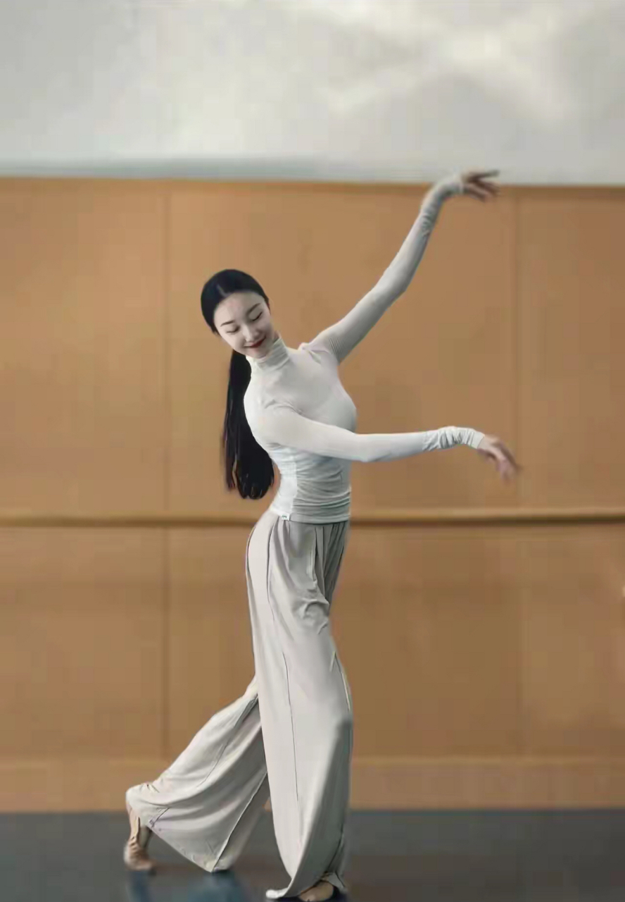 爱跳舞的女人,她就像那冬日里的一抹纯净的雪,无论世事如何变迁,始终