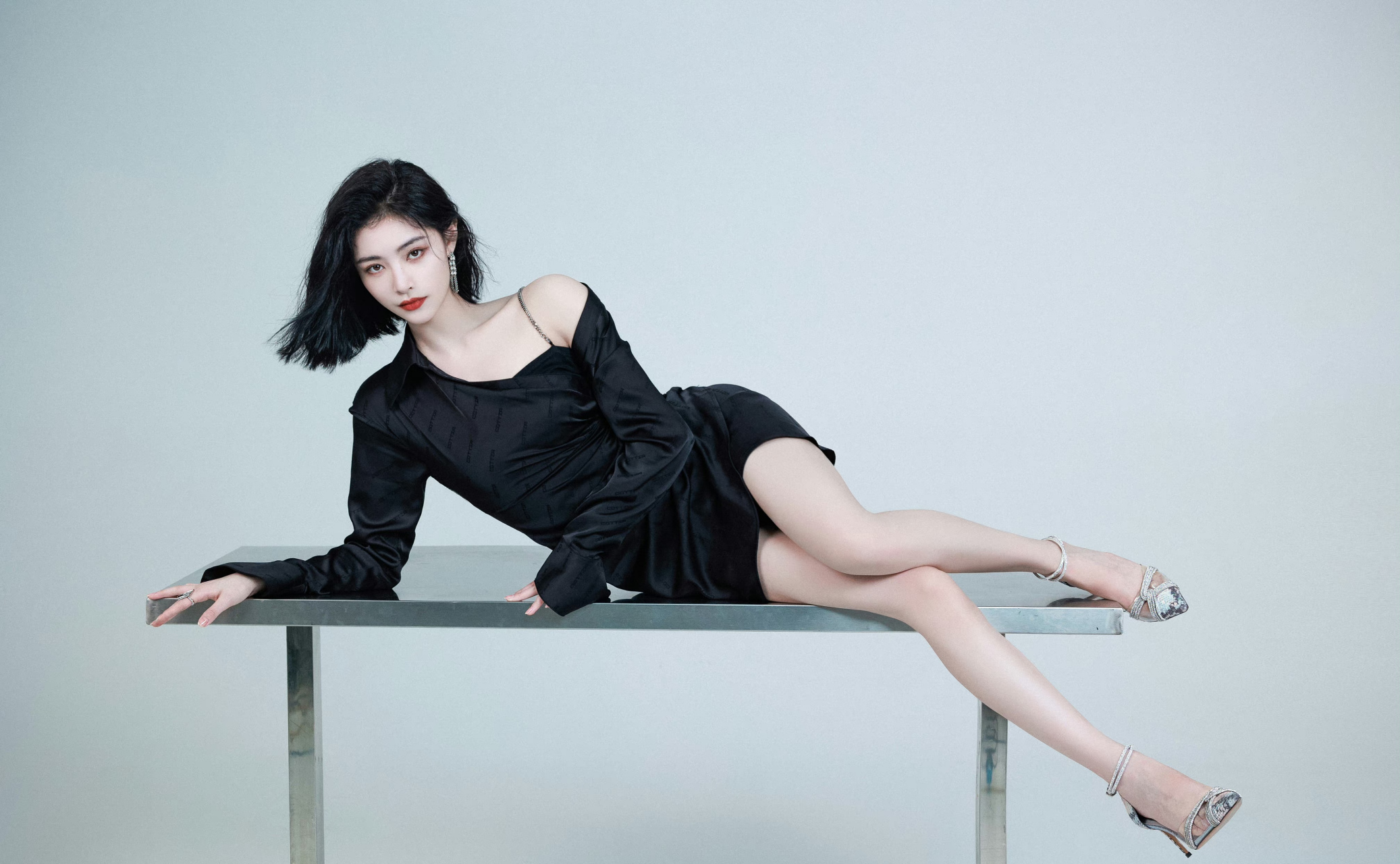 许佳琪,黑色露肩裙内搭黑色吊带,齐肩短发超性感!