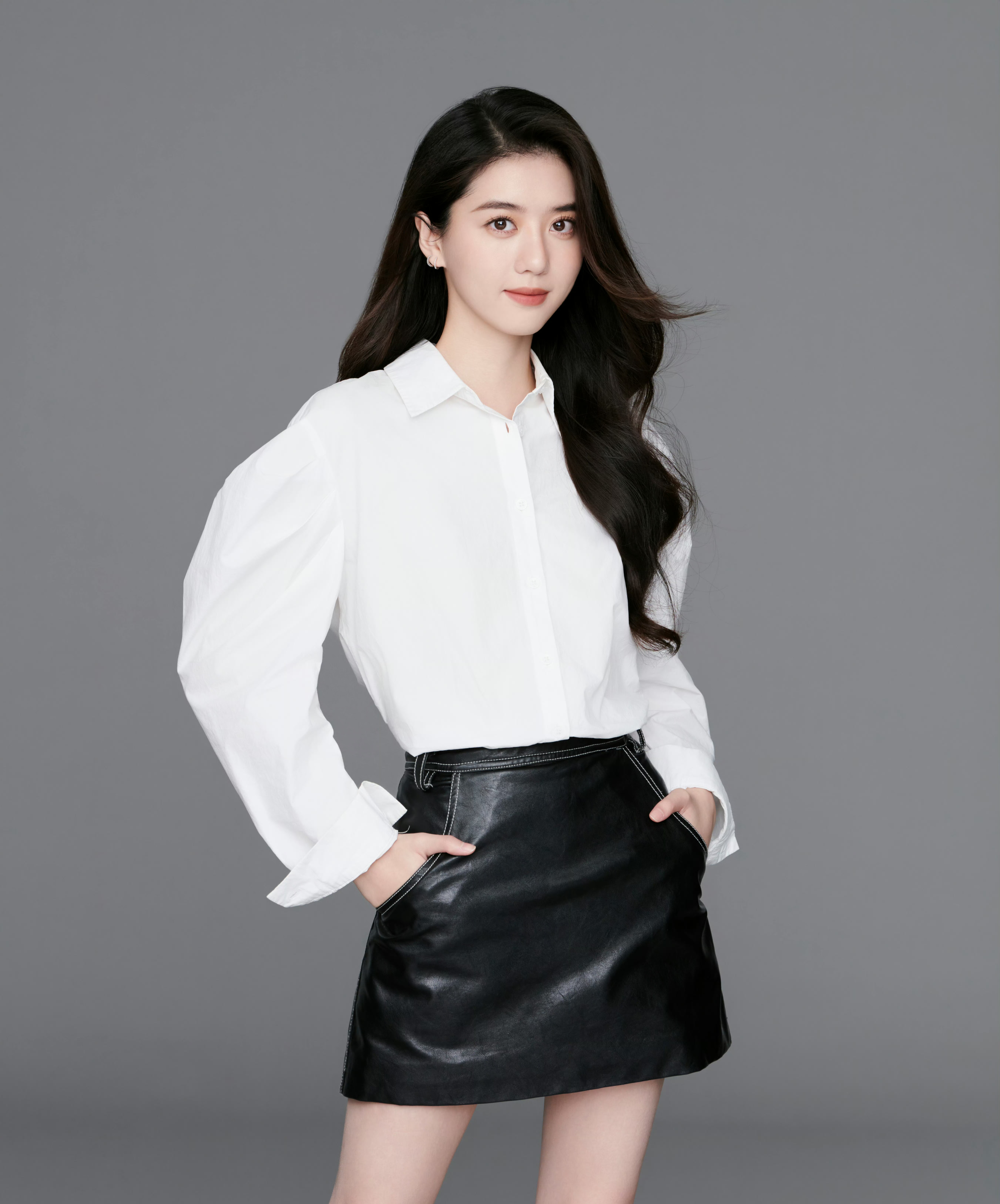 李凯馨,白色衬衫搭配黑色皮短裙,优雅清新!