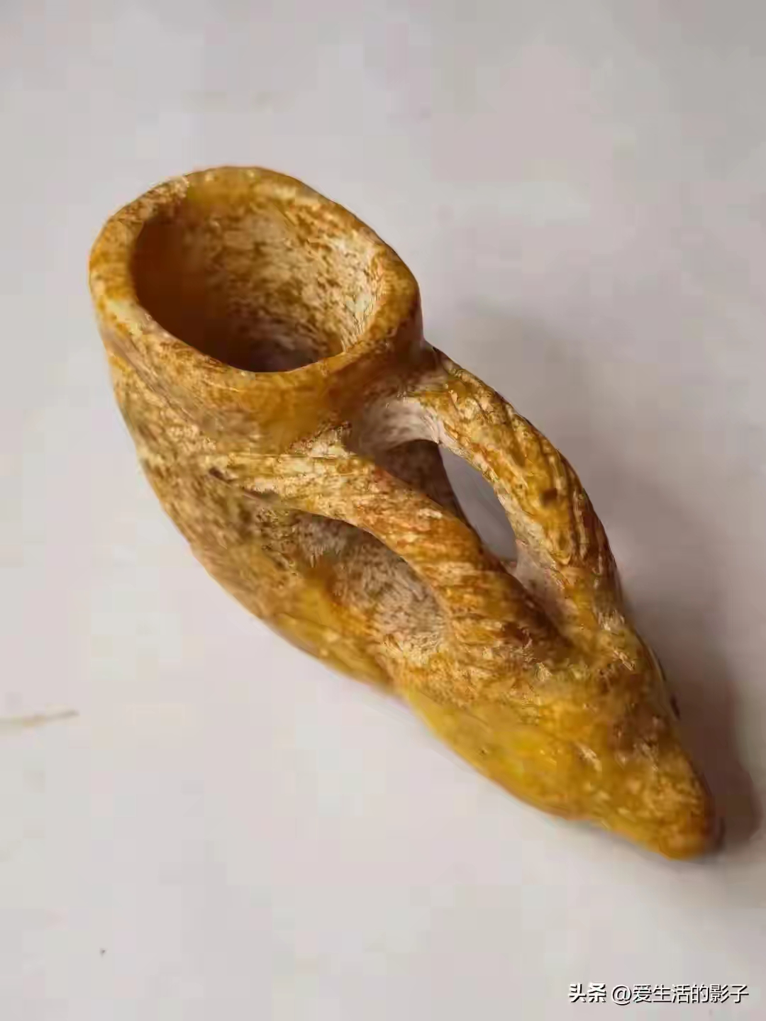 不料竟然发现了一块神秘的石头于是赶紧捡起来细看瞬间懵了