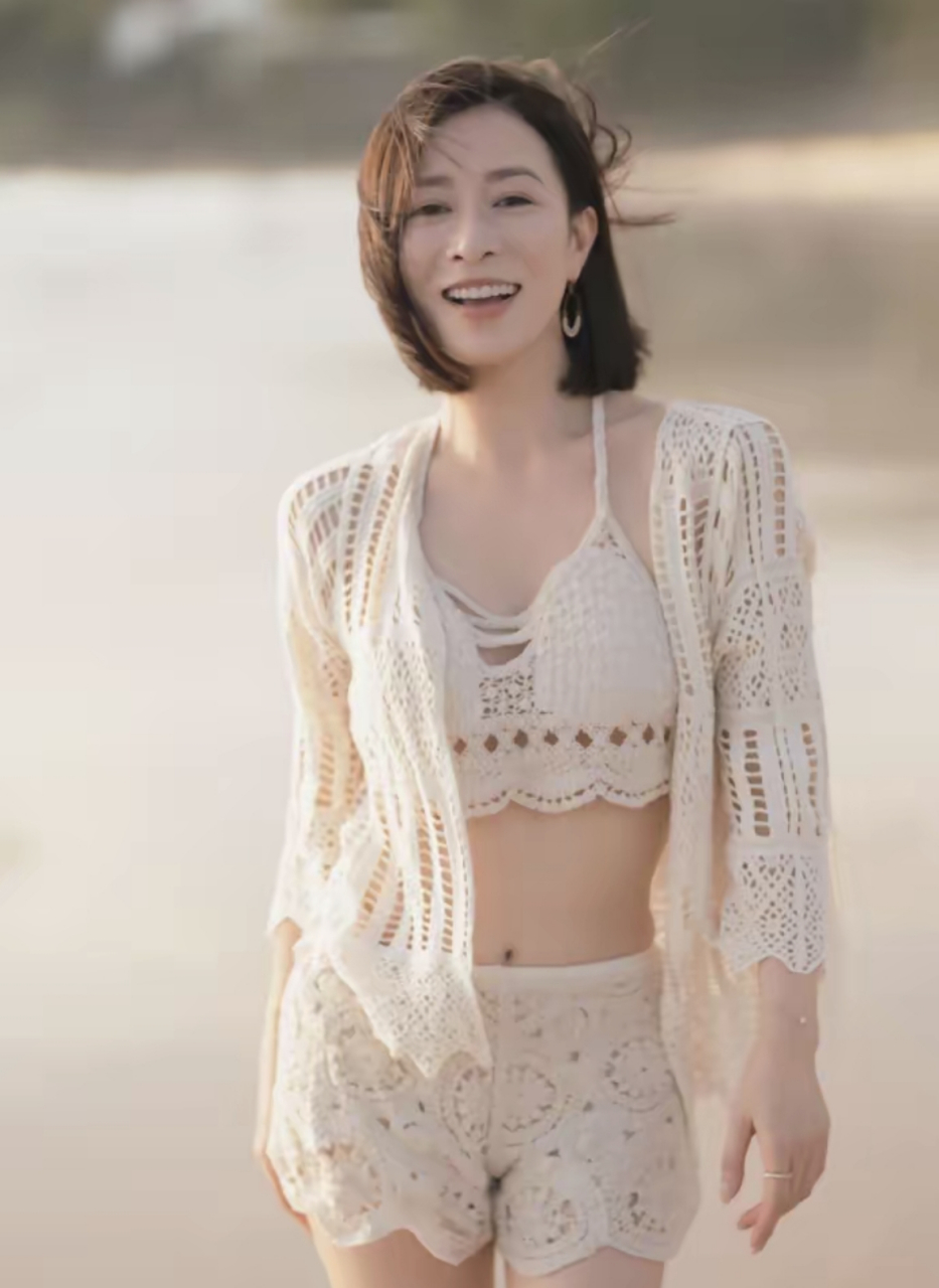 49岁佘诗曼罕晒泳装美照,全身零赘肉a4腰抢镜,容貌身材太抗老  6月18