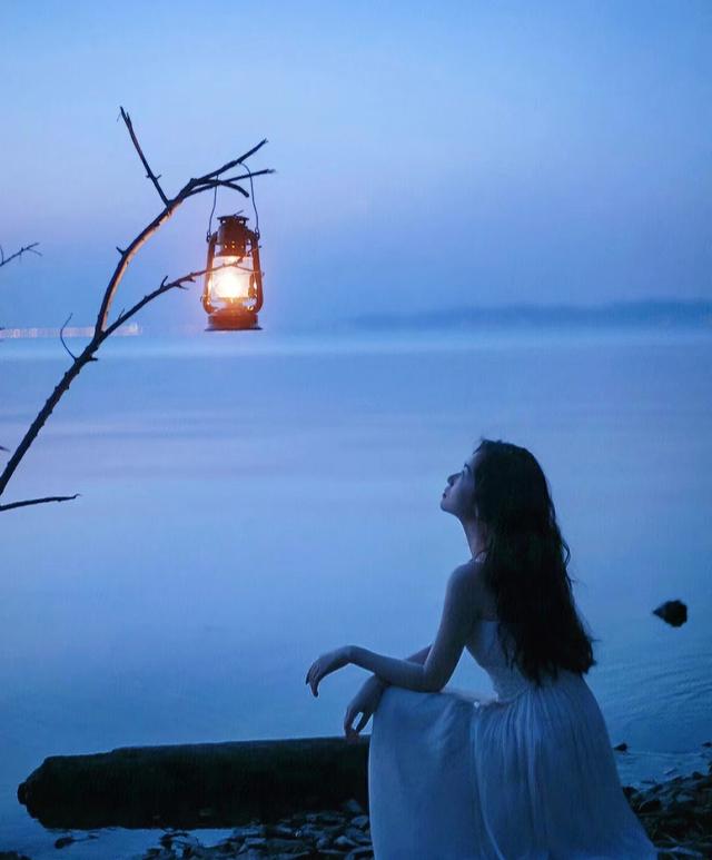 不必为失而不得的东西去哭泣,离开的人从来就不属于你.