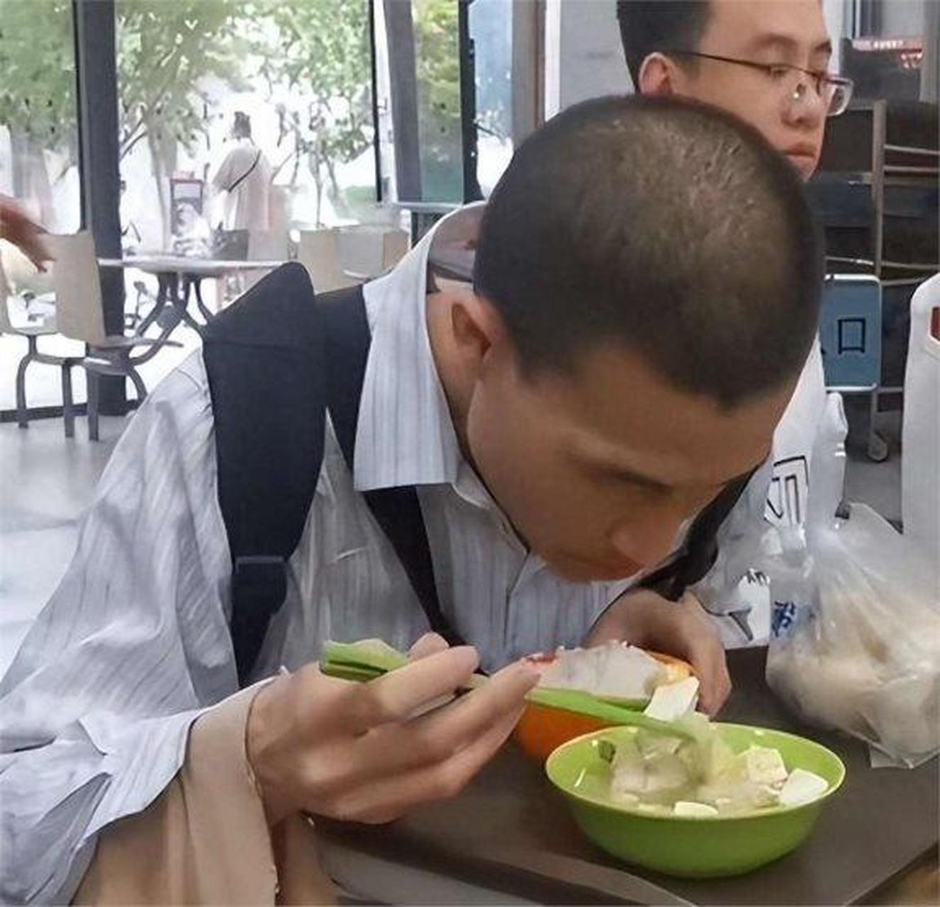数学天才韦东奕的近照在网络上曝光,照片中的韦神,身着陈旧的条纹衬衫