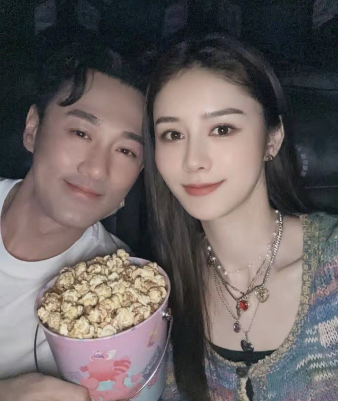 张馨月扎半马尾化女团妆,白色眼线超个性,被林峯直男评价像眼屎.