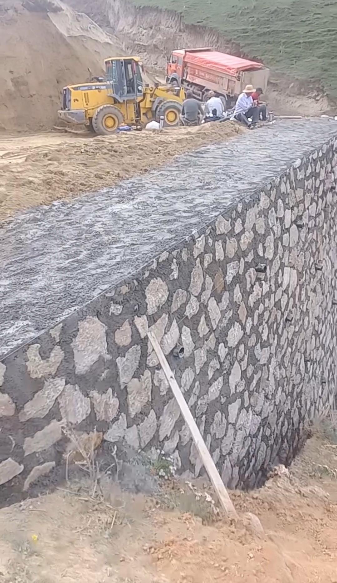 看到山坡上有人在砌堡坎,就忍不住走近看看,大家觉得这样的堡坎砌法