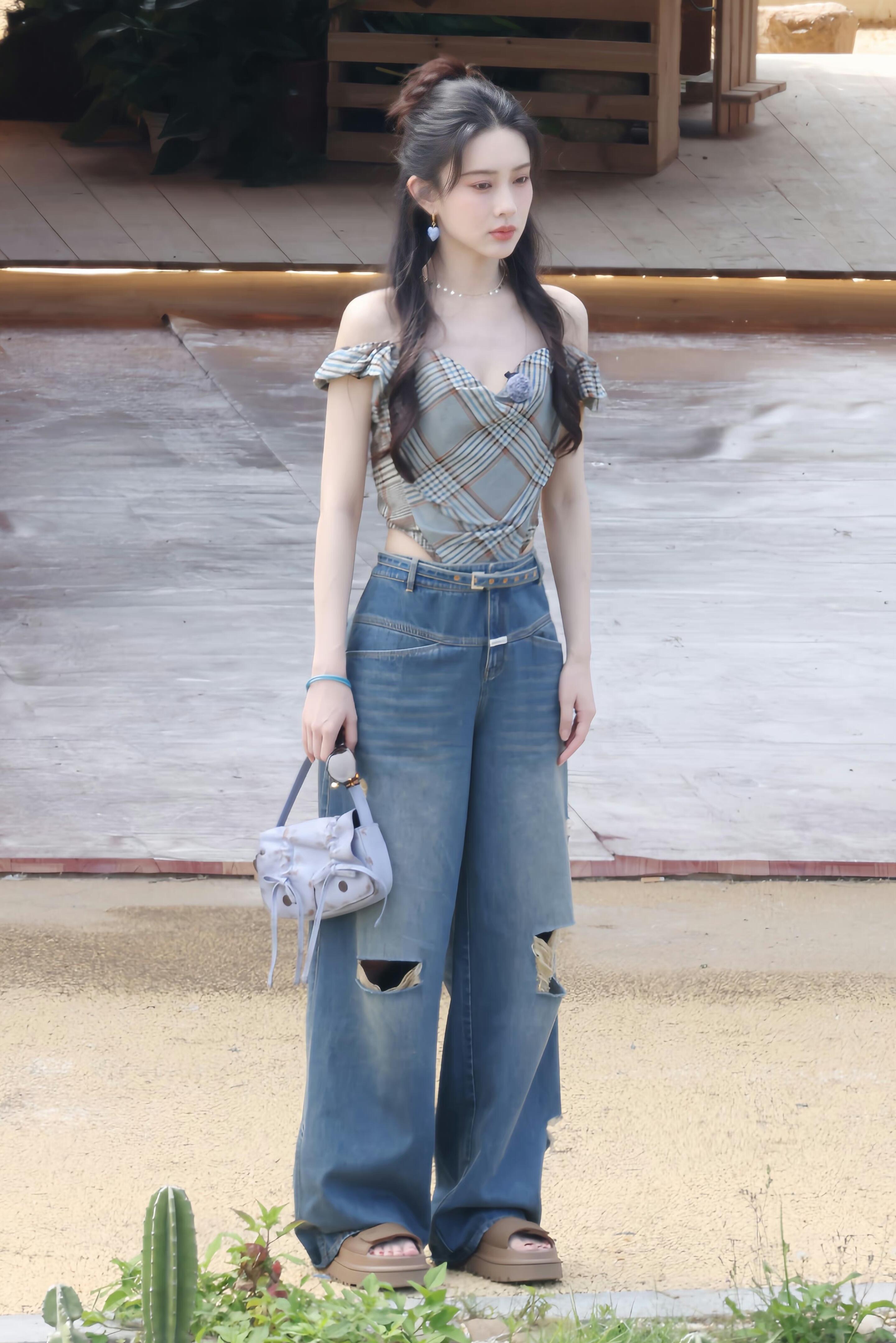 孟子义桃花坞路透,菱格吊带衣配破洞阔腿牛仔裤,甜辣风轻松驾驭