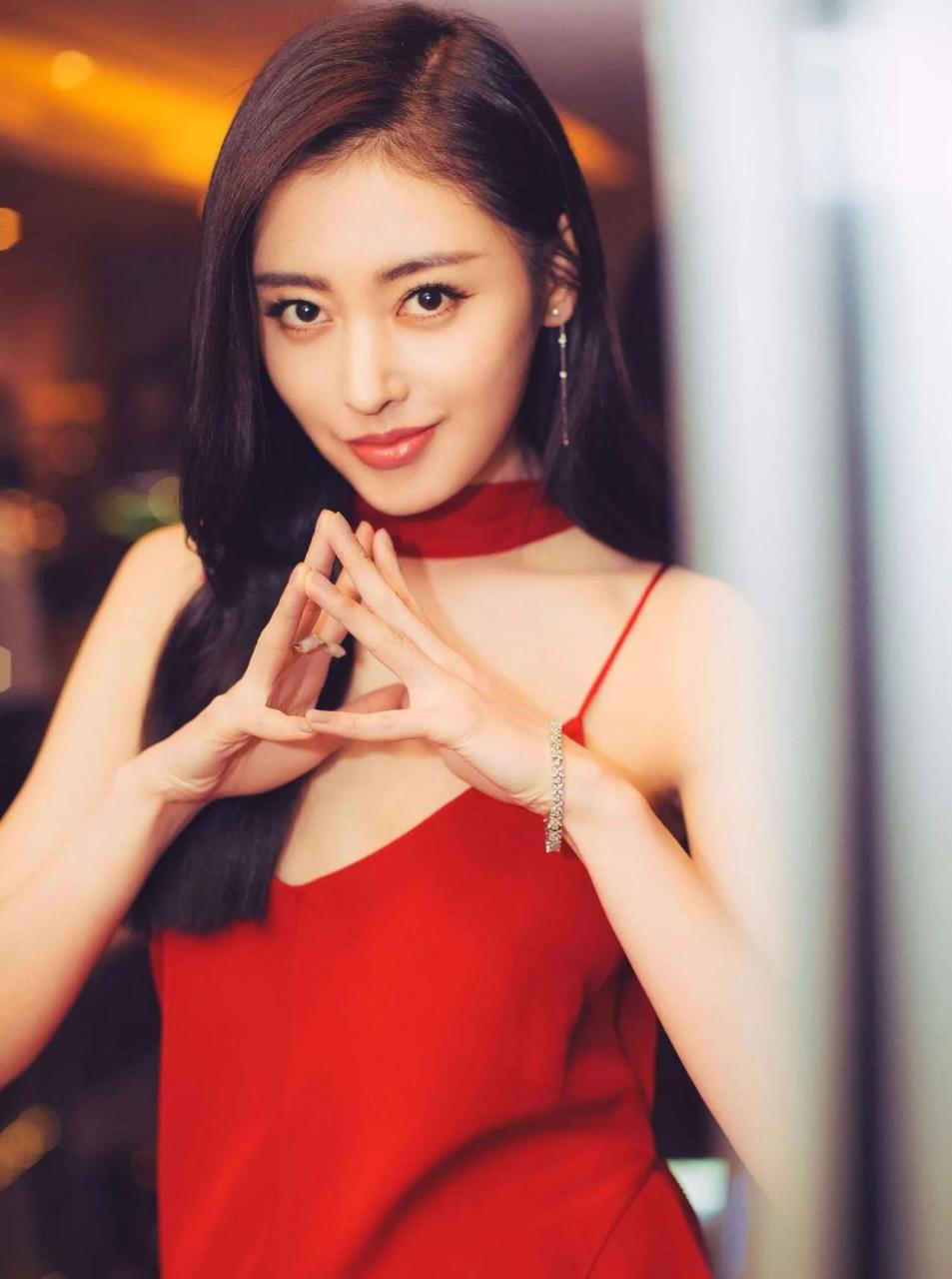 张天爱 | 红色吊带长裙