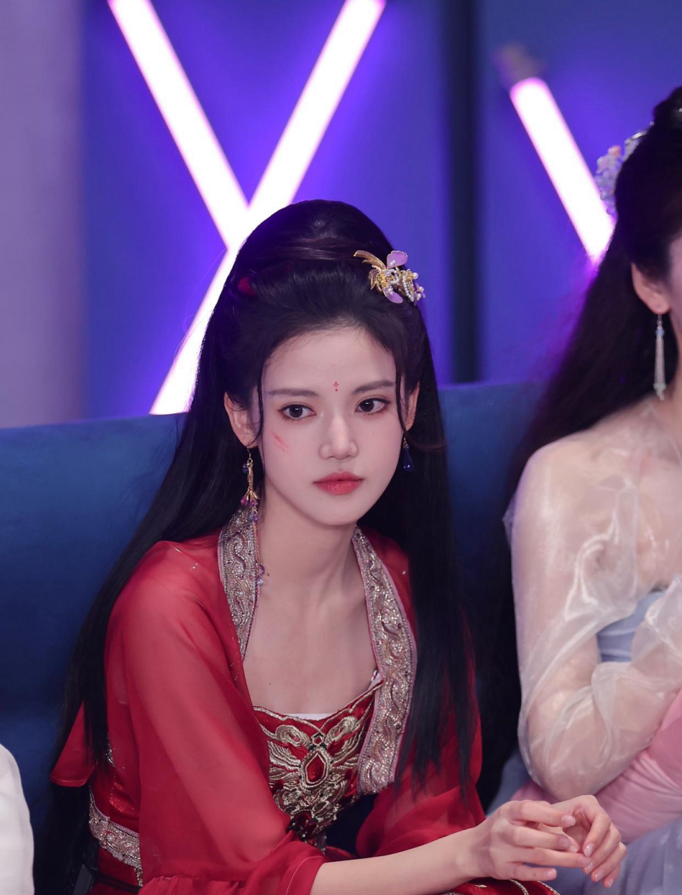 再现翩然起舞造型,古装仙侠里的美少女,她在萌探,一身红裙?