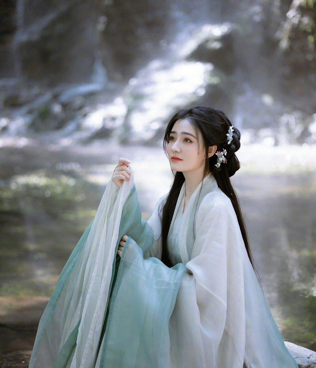 好适合古风造型啊,轻纱上身,清冷温婉,好像画里走出来的东方美人