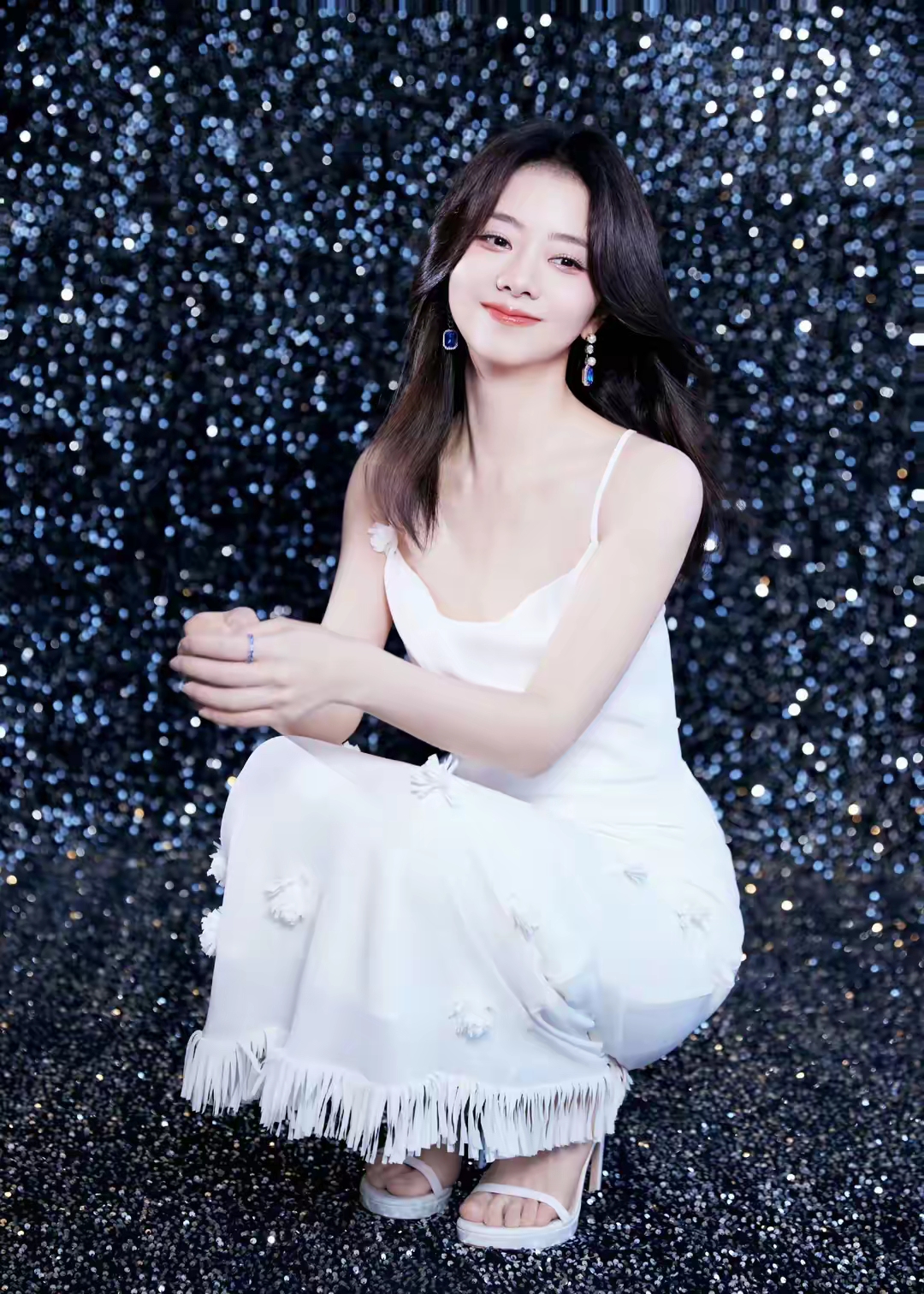 谭松韵直播造型好圈粉,穿一条白色吊带长裙,优雅显气质!