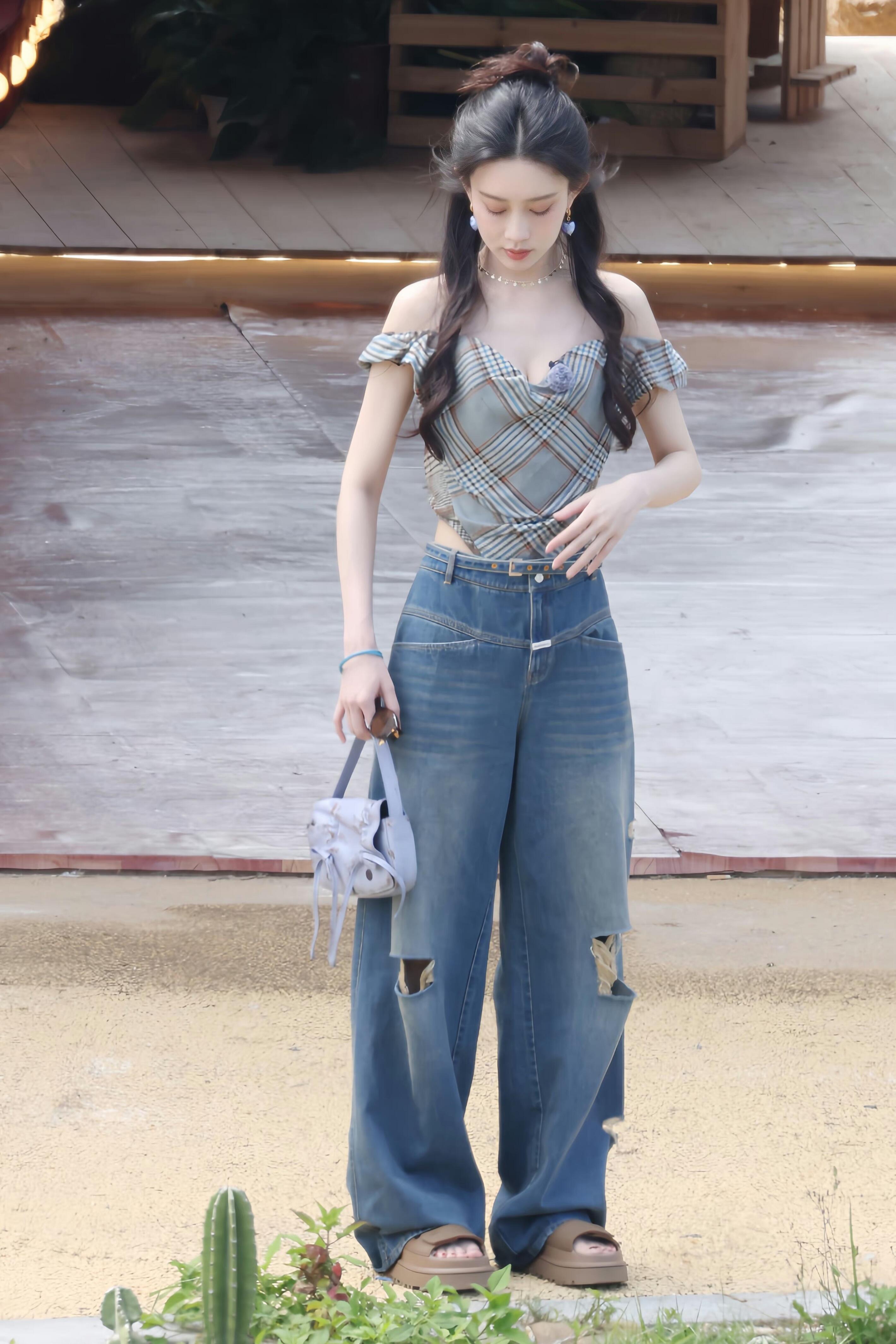 孟子义桃花坞路透,菱格吊带衣配破洞阔腿牛仔裤,甜辣风轻松驾驭