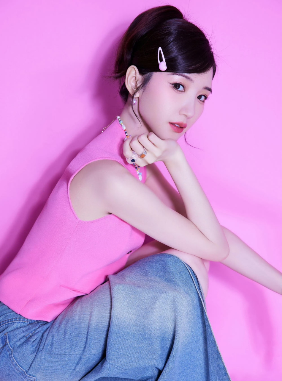 毛晓彤,粉色马甲搭配牛仔裙,清新小可爱!